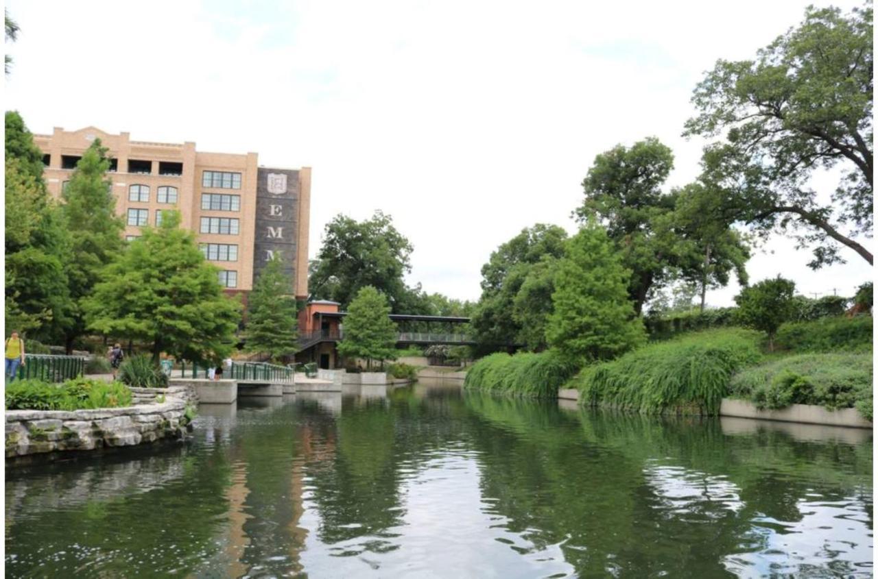 Bold Bright 4br3.5full Baths Near Riverwalk Dtown Holiday home San Antonio
